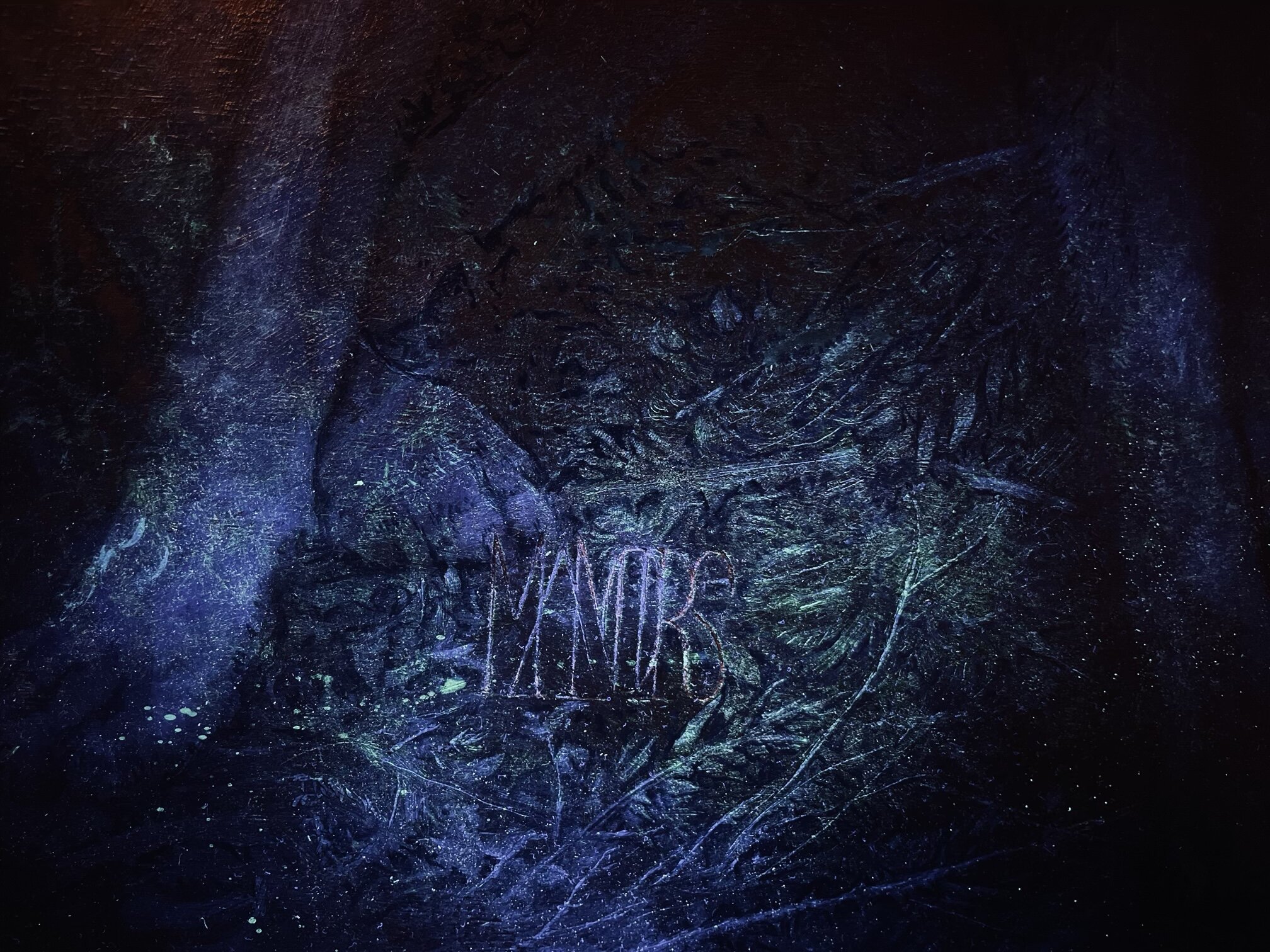 Œuvre Loups du Manoirs 2023 — surface noire cristallisée évoquant un miroir brisé