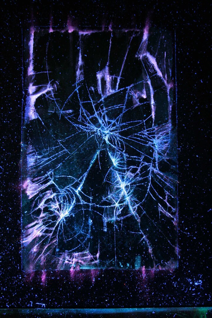 Œuvre Manoirs Miroirs 2024 — surface noire cristallisée évoquant un miroir brisé